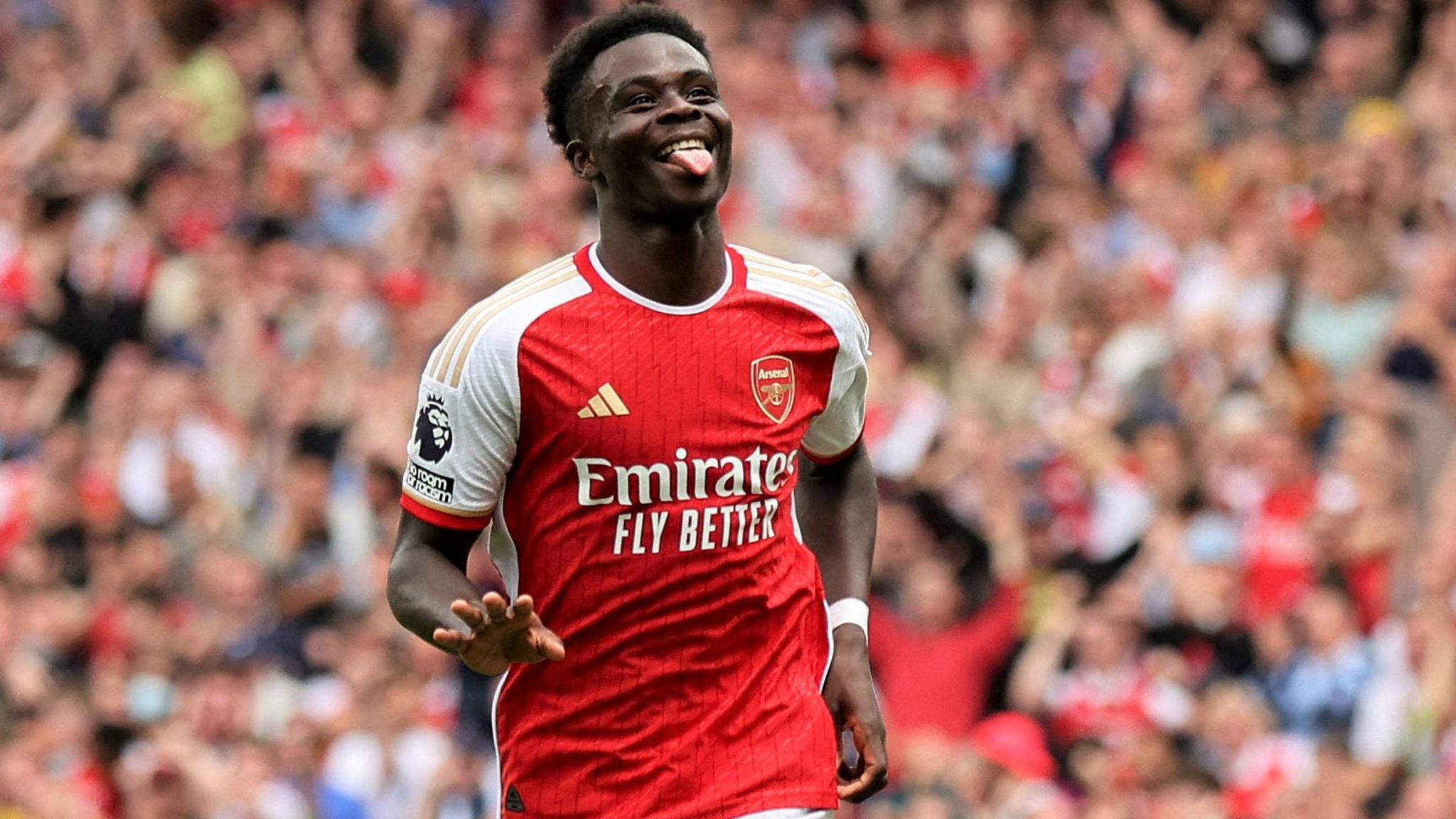 Saka đã chính thức trở thành cầu thủ nhận lương cao nhất lịch sử Arsenal